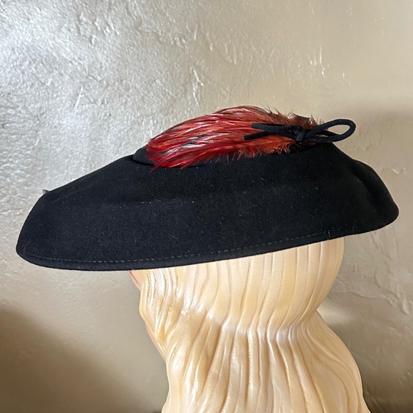 DELIGHTFUL 1950s\' BLACK FELT CARTWHEEL HAT + RUST FEATHERS & RHINESTONE BUTTONS main image 9